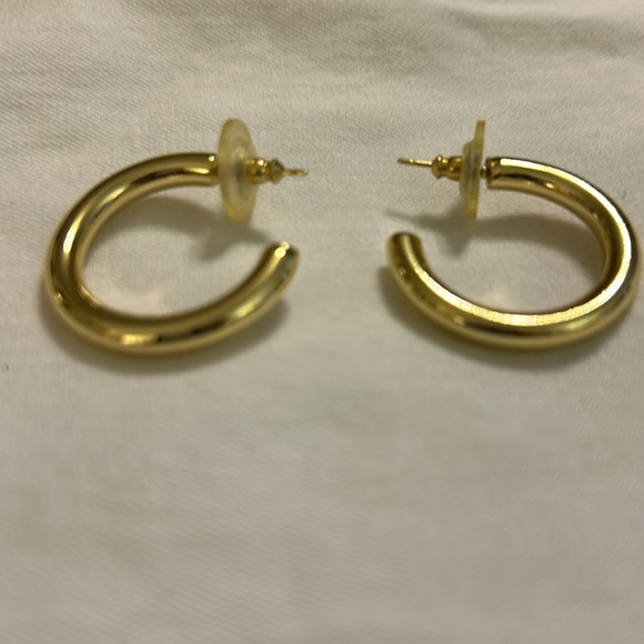 NWT Oval shaped gold tone hoops 1 1/2” drop - Picture 4 of 4